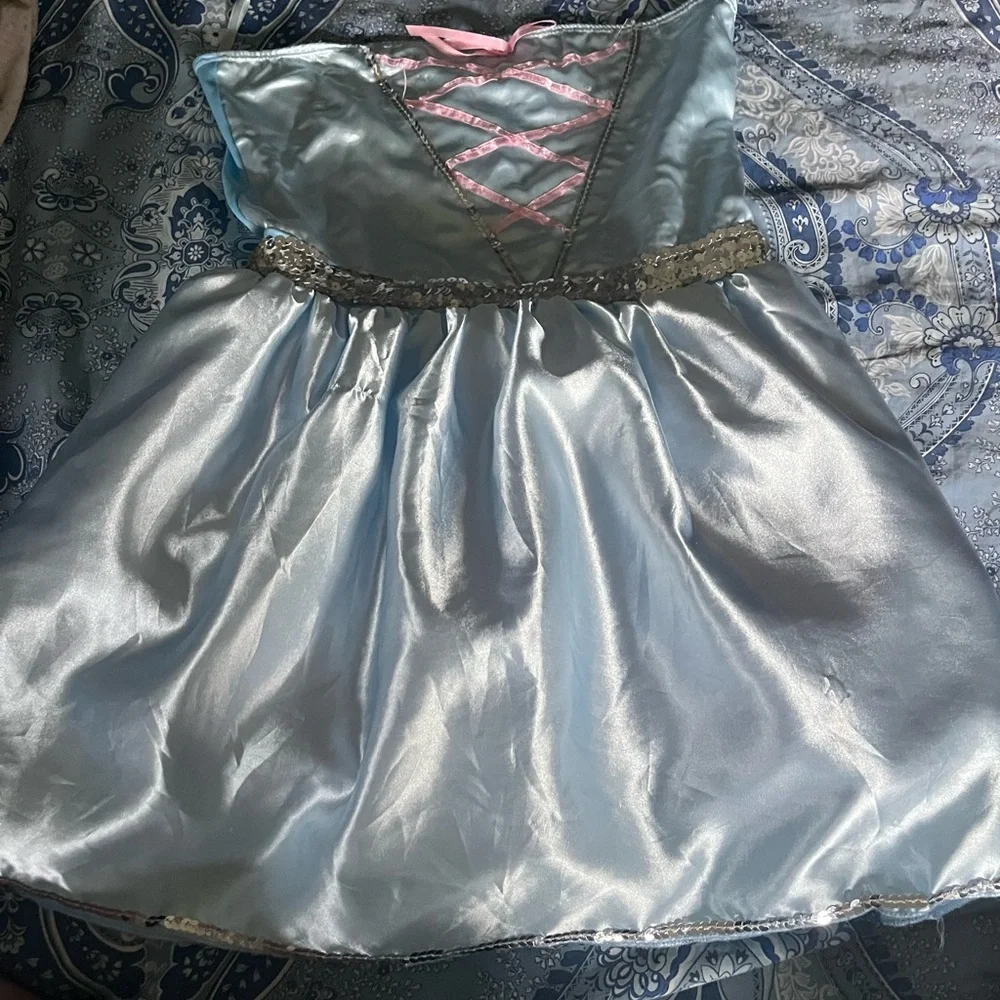 Girls dress up